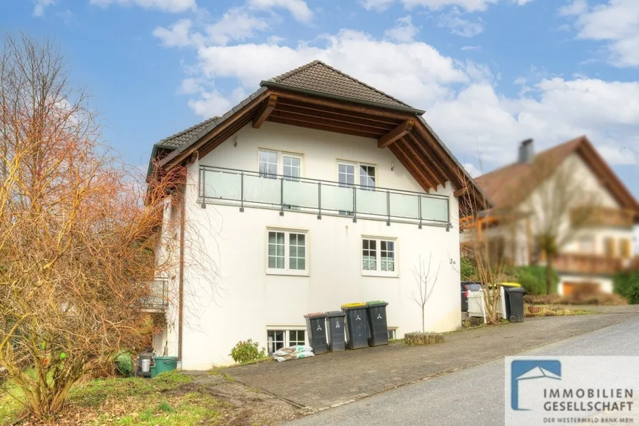 Straßenansicht - Haus kaufen in Windeck - Vermietetes und großzügiges Wohnhaus mit Einliegerwohnung in ruhiger Wohnlage von Windeck-Dreisel!