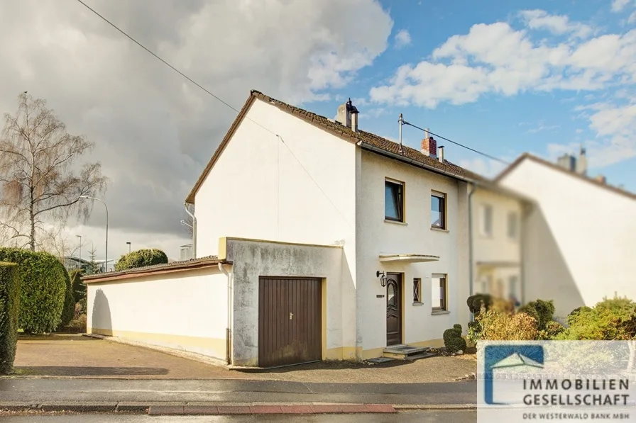 Straßenansicht - Haus kaufen in Montabaur - TOP gepflegtes Reihenendhaus in gefragter Lage von Montabaur!