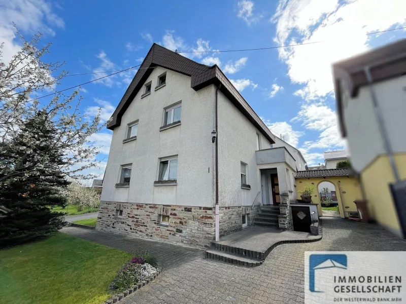 Hofansicht - Haus kaufen in Görgeshausen - Gepflegtes Wohnhaus mit Garage und vielen Möglichkeiten! 