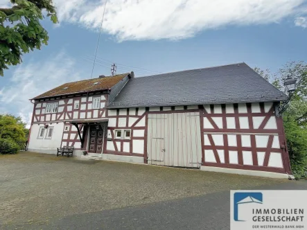 Straßenansicht - Haus kaufen in Wallmerod - !!!Reduzierter Kaufpreis!!! Historisches Fachwerkhaus mit Scheune in Wallmerod!