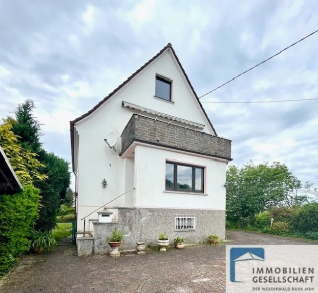 Straßenansicht - Haus kaufen in Birnbach - Einfamilienhaus mit hübschem Gartengrundstück und separater Garage in Ortslage von Birnbach!