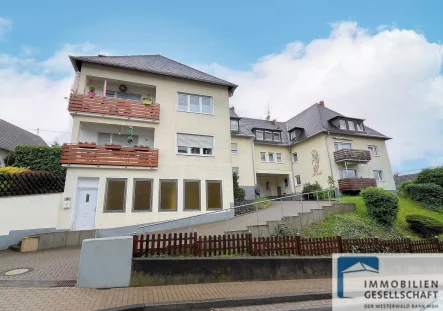 Straßenansicht - Wohnung kaufen in Koblenz - Gepflegte 2-Zimmer Wohnung mit Garage in KO-Immendorf!