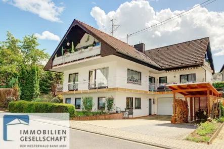 Hausansicht - Haus kaufen in Arzbach - Gepflegtes Dreifamilienhaus in ruhiger Lage - voll vermietet