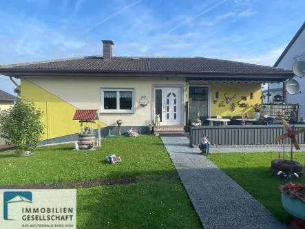 Frontansicht - Haus kaufen in Hachenburg - Wohnhaus in Bungalow-Stil mit Einliegerwohnung in begehrter Lage von Hachenburg! 