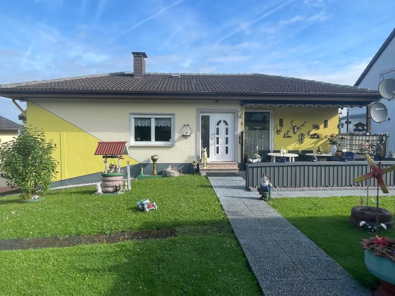 Frontansicht - Haus kaufen in Hachenburg - Wohnhaus in Bungalow-Stil mit Einliegerwohnung in begehrter Lage von Hachenburg! 