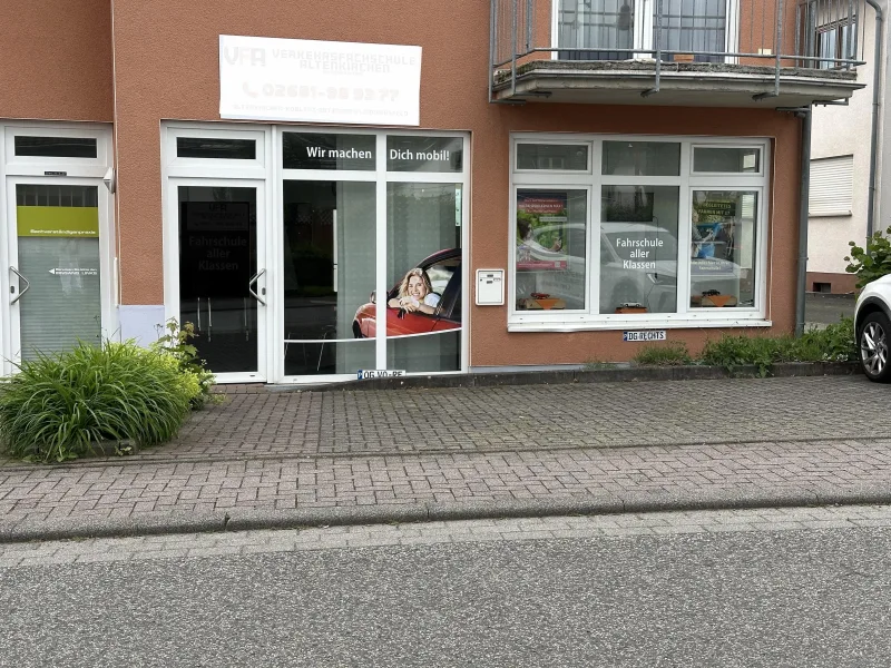 Straßenansicht - Büro/Praxis kaufen in Flammersfeld - Geräumiges Teileigentum / Ladenlokal / Büro / Praxis inmitten der Ortsgemeinde!