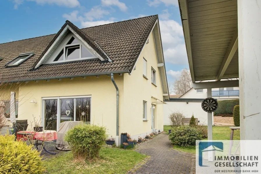 Frontansicht - Haus kaufen in Herschbach - Vermietete Doppelhaushälfte in schöner Wohnlage von Herschbach!