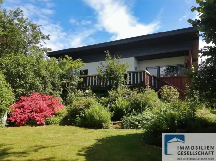 Rückansicht mit Garten - Haus kaufen in Dürrholz - Bungalow mit großem Garten in ruhiger Ortslage von Dürrholz!