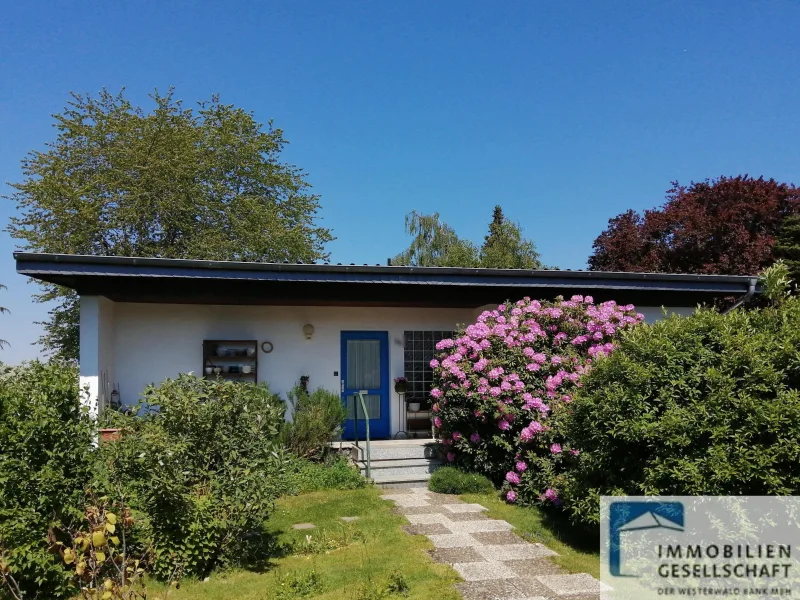 Frontansicht - Haus kaufen in Dürrholz - Bungalow mit großem Garten in ruhiger Ortslage von Dürrholz!