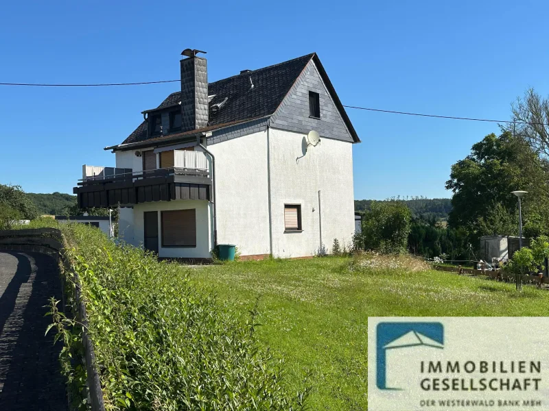 Straßenansicht - Haus kaufen in Breitscheid - Zweifamilienhaus mit schönem Gartengrundstück; tlw. vermietet, in Ortslage von Siebenmorgen