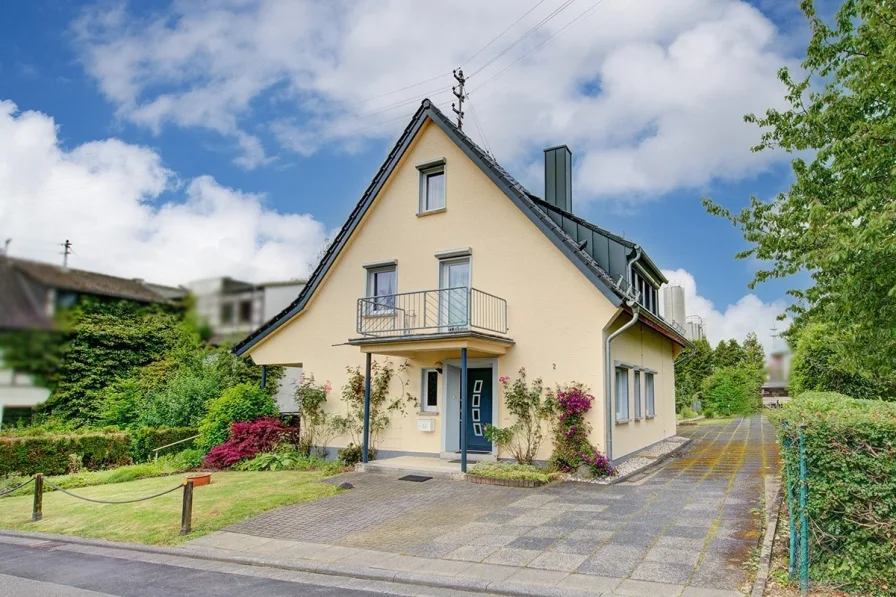 Frontansicht - Haus kaufen in Altenkirchen - Modernisiertes Ein- Zweifamilienhaus mit hübschem und ebenerdigem Garten in direkter Stadtlage