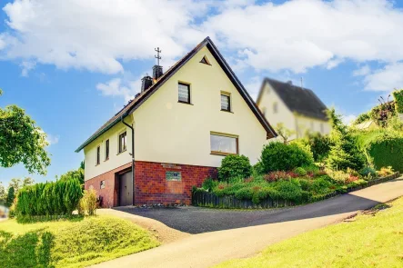 Außenansicht Immobilie - Haus kaufen in Roth - Gepflegtes Ein- bzw. Zweifamilienwohnhaus im Landhausstil mit großzügigem Gartengrundstück