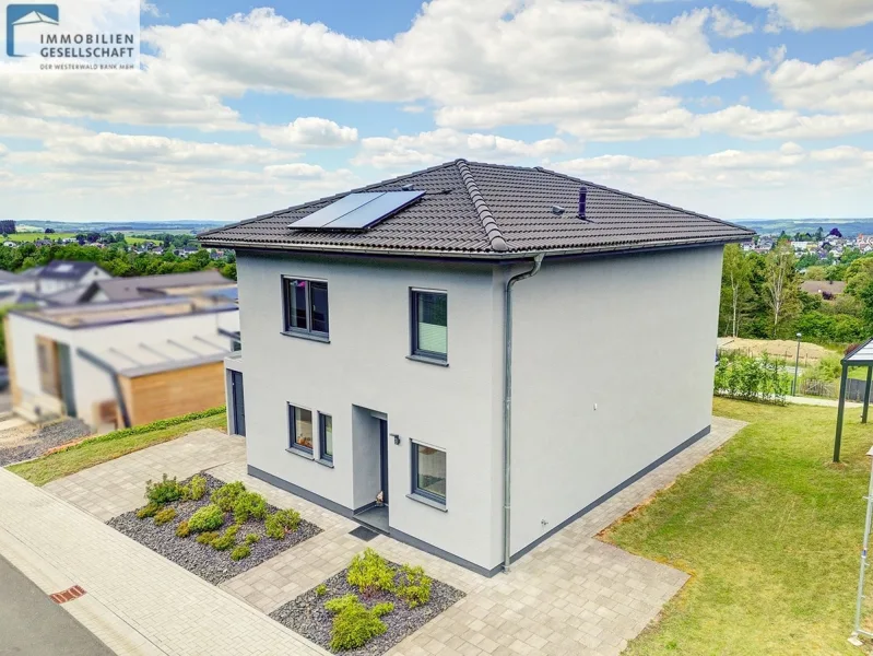 Ansicht Eingangsseite - Haus kaufen in Hachenburg - Top in Form und Funktion! Modern! Nahezu neuwertig! Wohnen in bester Lage von Hachenburg!