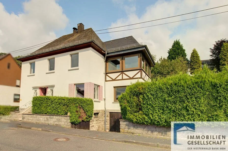 Straßenansicht rechts - Haus kaufen in Raubach - Historisches Kaufmannshaus mit vielen Möglichkeiten!