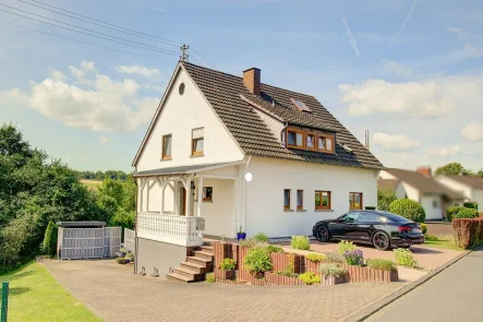 Seitenansicht - Haus kaufen in Mammelzen - Modernisiertes und gepflegtes Zweifamilienhaus in Ortslage!