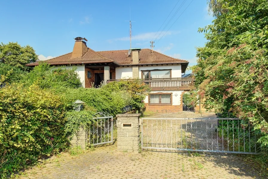 Straßenansicht - Haus kaufen in Horhausen - Stattliches Einfamilienhaus mit Einliegerwohnung in schöner und zentraler Wohnlage von Horhausen