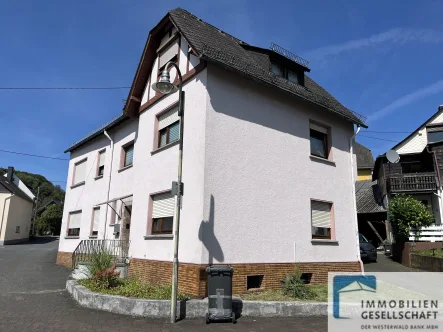  - Haus kaufen in Gemünden - Großes Zweifamilienhaus mit Innenhof  für eine große Familie.