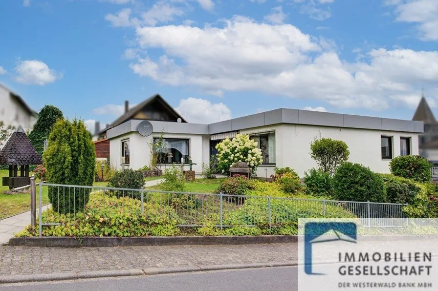 Ansicht von der Straße - Haus kaufen in Eitelborn - Bungalow aus Architektenhand