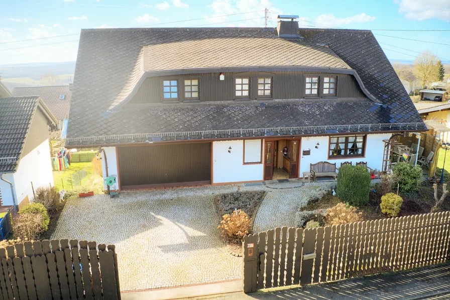 Ansicht Strassenseite - Haus kaufen in Malberg - Schöner Wohnen im Westerwald!Großzügiges, gepflegtes Wohnhaus in herrlicher Aussichtslage!