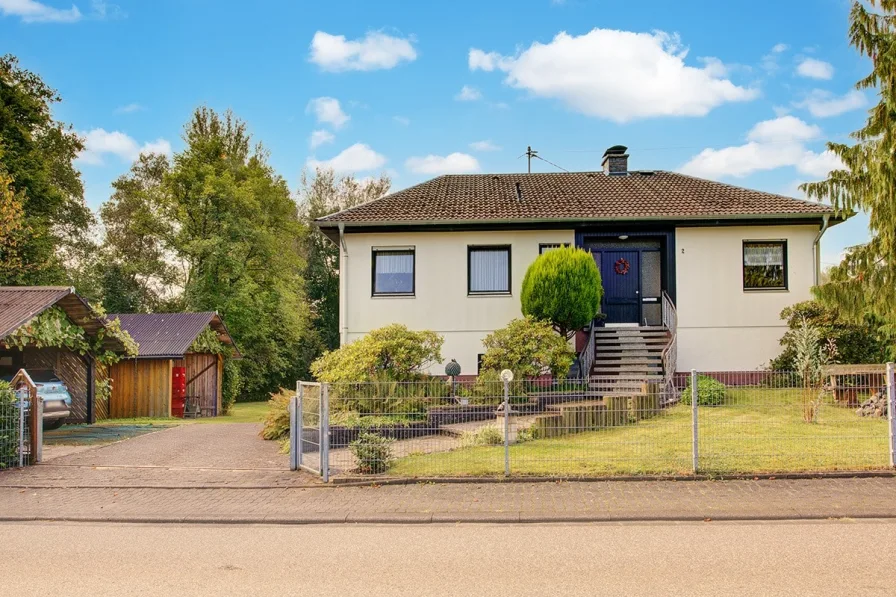 Straßenansicht - Haus kaufen in Oberirsen - Gepflegtes Einfamilienhaus mit  schönem Gartengrundstück in Ortslage!