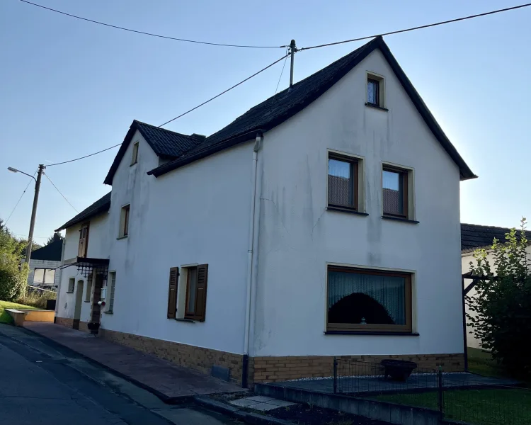 Seitenansicht - Haus kaufen in Breitscheid - Kompaktes und gepflegtes Einfamilienhaus mit hübschem Gartengrundstück und separater Garage!