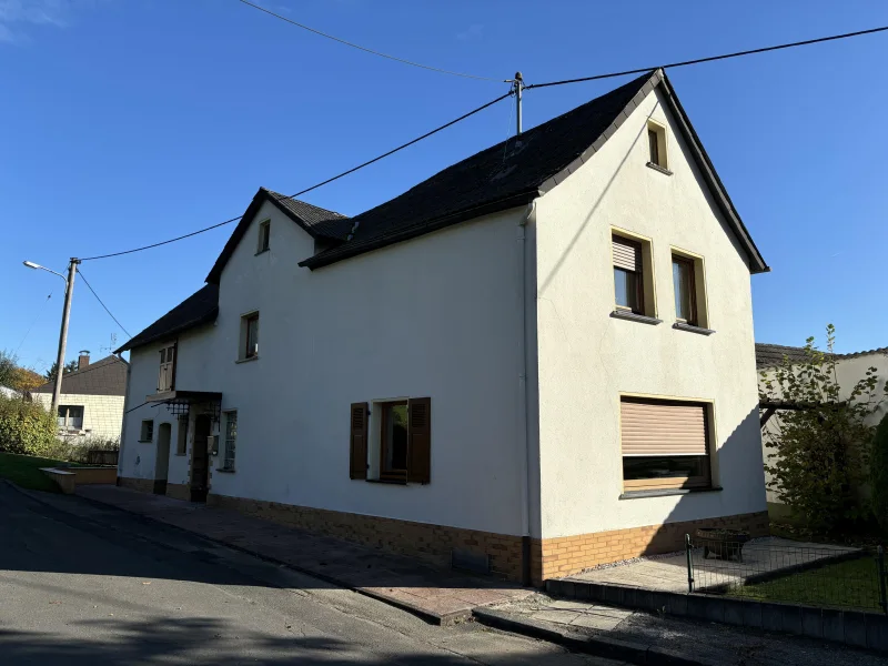 Straßenansicht - Haus kaufen in Breitscheid - Kompaktes und gepflegtes Einfamilienhaus mit hübschem Gartengrundstück und separater Garage!