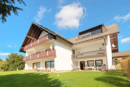 Ansicht Gartenseite - Haus kaufen in Malberg - Schöner Wohnen im Westerwald!Großzügiges, gepflegtes Wohnhaus in herrlicher Aussichtslage!