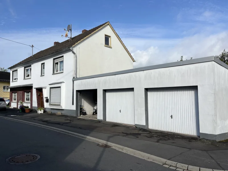 Straßenansicht - Haus kaufen in Roth - Voll vermietetes Zweifamilienhaus mit angrenzendem Garagengebäude!