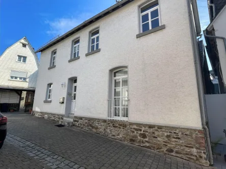 Frontansicht - Haus kaufen in Hachenburg - Wohnen mit Charakter: Gemütliches Wohnhaus in den Altstadtgassen von Hachenburg! 