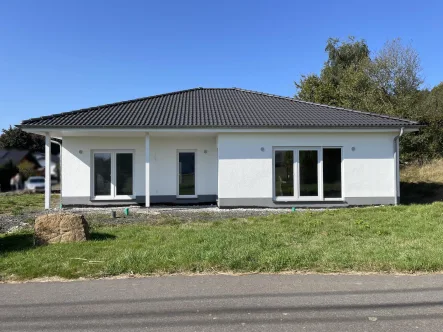 Rückansicht - Haus kaufen in Rothenbach - Moderner Neubau-Bungalow für den 2-3 Personenhaushalt! 