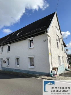 Straßenansicht - Haus kaufen in Roth - Doppelhaushälfte inmitten von Roth-Öttershagen mit zwei separaten Wohneinheiten 