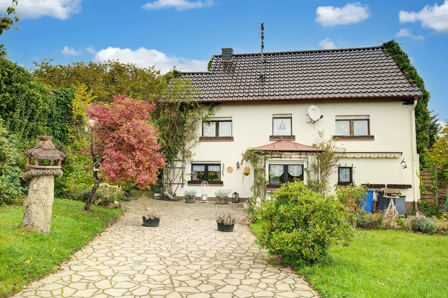 Straßenansicht - Haus kaufen in Bitzen - Charmantes Fachwerkhäuschen mit angrenzenden Nebengebäuden und hübscher Gartenanlage 