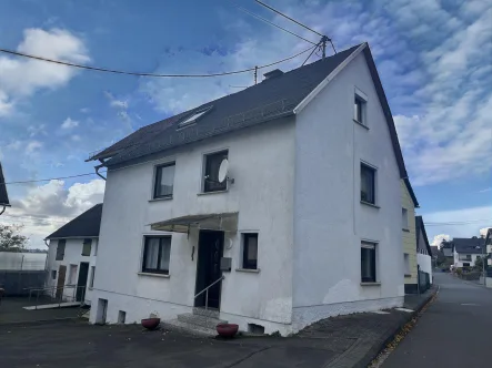 Straßenansicht - Haus kaufen in Hümmerich - Geräumiges ehem. Bauernhaus mit Nebengebäude in idyllischer Ortsmitte