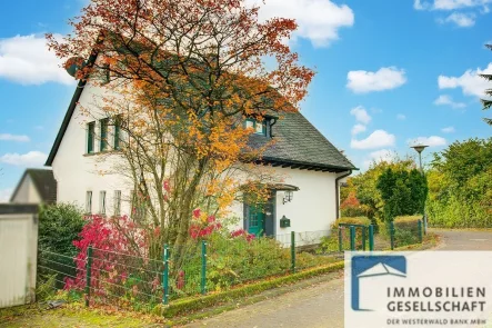 Straßenansicht - Haus kaufen in Rengsdorf - RESERVIERT! *** Geschmackvolles und charmantes Einfamilienhaus in beliebter Wohnlage von Rengsdorf!