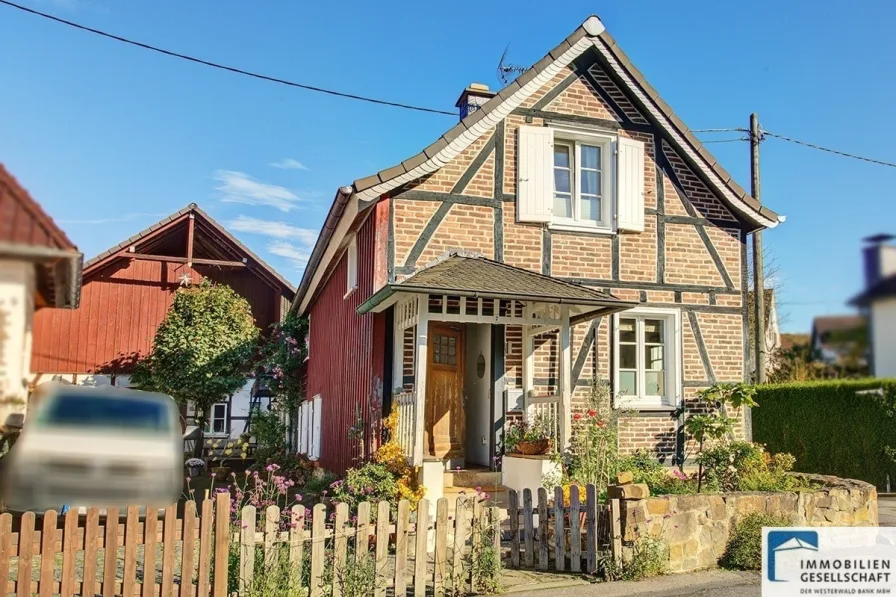 Straßenansicht - Haus kaufen in Windeck - "Ein Haus mit Seele"Charmantes Einfamilienhaus mit geräumiger Scheune und idyllischem Garten!