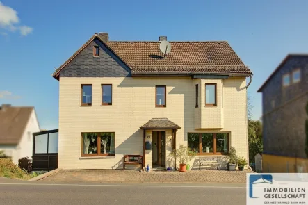 Frontansicht - Haus kaufen in Almersbach - Großzügiges, gepflegtes Wohnhaus mit schönem Gartengrundstück und vielen Nutzungsmöglichkeiten! 