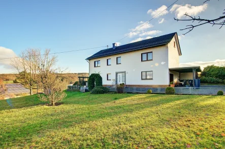 Frontansicht - Haus kaufen in Schöneberg - Modernisiertes Zweifamilienhaus mit hübschem Garten in herrlicher Wohn- und Aussichtslage!