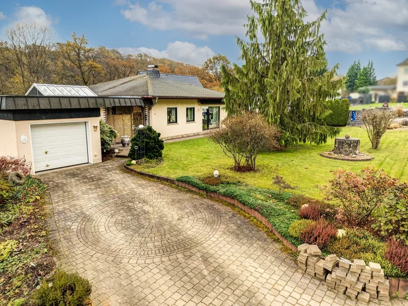 Frontansicht - Haus kaufen in Roth - Naturidylle pur; äußerst gepflegter Wohnbungalow mit Blick auf die Nister in ruhiger Wohnlage