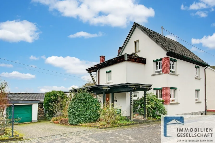 Straßenansicht - Haus kaufen in Dierdorf - Wohnen im Landhausstil in ruhiger Ortslage von Dierdorf!