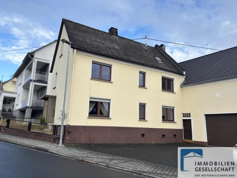 Straßenansicht - Haus kaufen in Ruppach-Goldhausen - Gepflegtes Wohnhaus mit Nebengebäude in zentraler Lage!