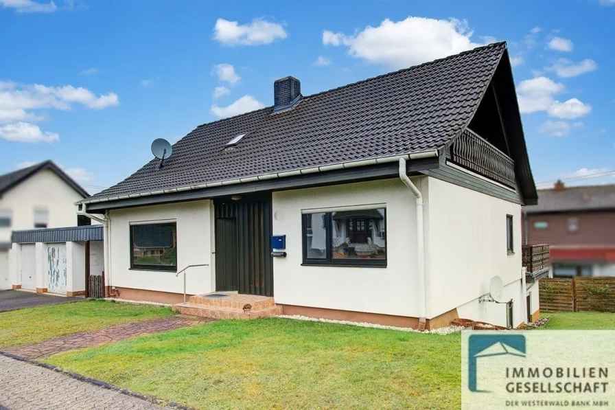 Straßenansicht - Haus kaufen in Raubach - Großzügiges Einfamilienhaus mit Einliegerwohnung in ruhiger Ortslage von Raubach!