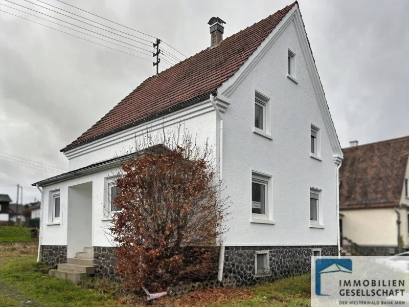 Straßenansicht - Haus kaufen in Elkenroth - Modernes Wohnen im charmanten Altbau!