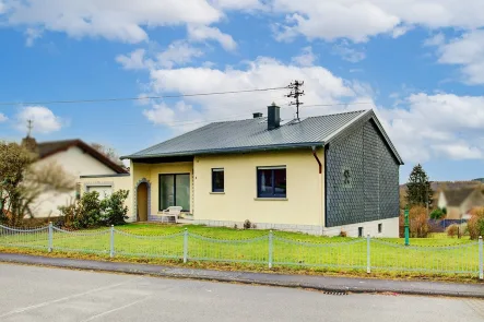 Hausansicht - Haus kaufen in Niederahr - Ganz viel Platz in Haus und Garten