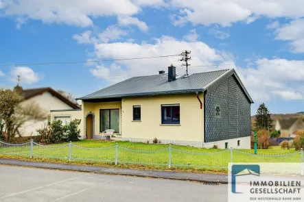 Hausansicht - Haus kaufen in Niederahr - Ganz viel Platz in Haus und Garten