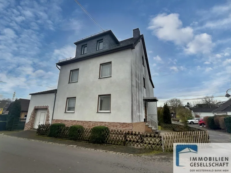 Straßenansicht - Haus kaufen in Urbach - Viel Platz für die ganze Familie!