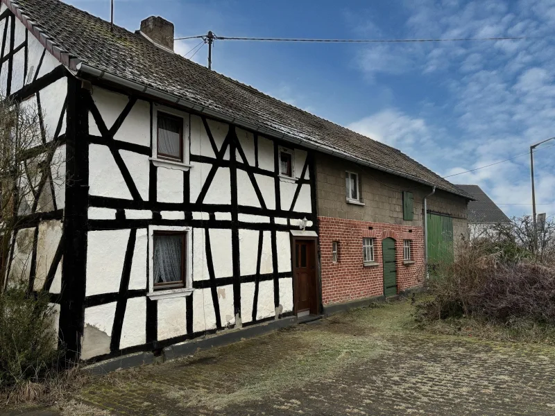 Seitenansicht - Haus kaufen in Kettenhausen - Renovierungsbedürftiges und historisches Fachwerkhaus mit Nebengebäuden in Ortsrandlage