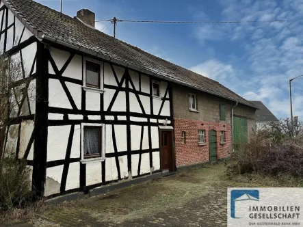 Seitenansicht - Haus kaufen in Kettenhausen - Renovierungsbedürftiges und historisches Fachwerkhaus mit Nebengebäuden in Ortsrandlage