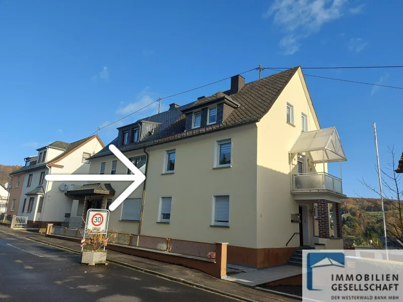 Straßenansicht Haus 3 - Haus kaufen in Kadenbach - Modernisiertes Haus mit zwei Wohnungen, Garten und Stellplatz - Selbstnutzen oder Vermieten