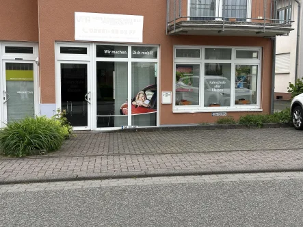 Straßenansicht - Büro/Praxis kaufen in Flammersfeld - Geräumiges und vermietetes Teileigentum / Ladenlokal / Büro / Praxis inmitten der Ortsgemeinde!