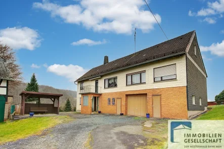 Frontansicht - Haus kaufen in Neitersen - Geräumiges Wohnhaus (ehem. Bauernhaus) mit hübschem Gartengrundstück und Blick auf Wiesen und Felder